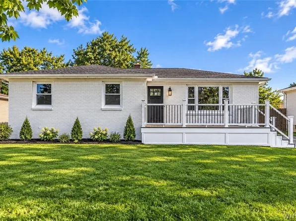 8 Dover Dr, West Seneca, NY 14224