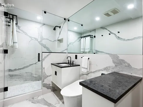 900 Park Avenue image 11 of 17