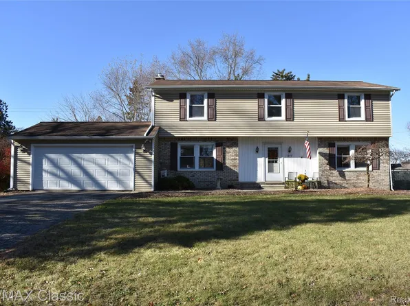 1977 Meadow Ridge Dr, Commerce Township, MI 48390