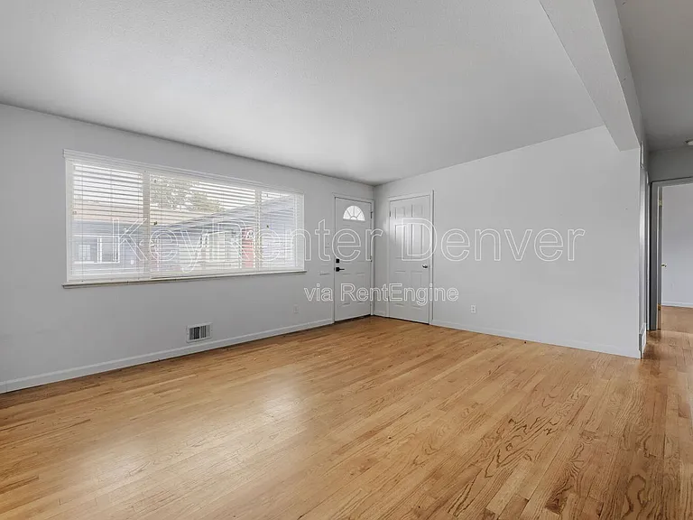 221 S Holly St — Photo 3