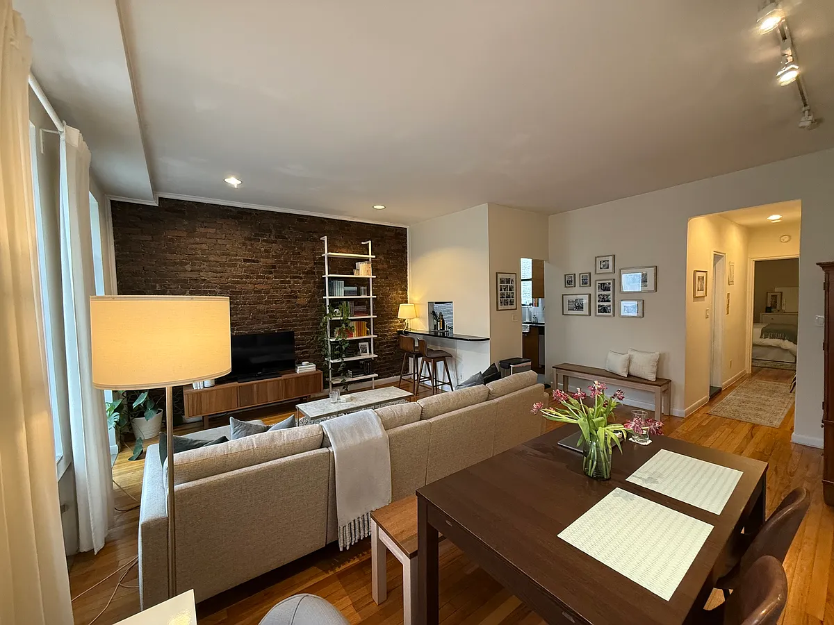 Building Photo - 214 E 11th St #3-B