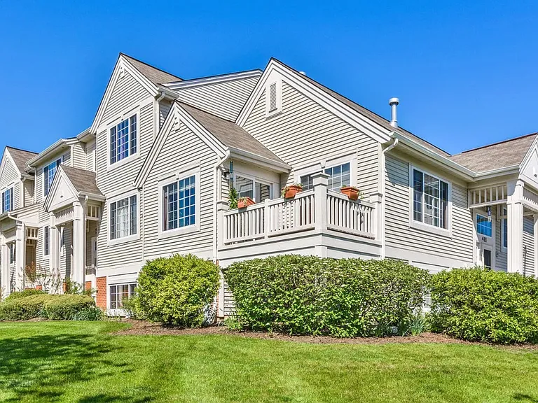 400 Cary Woods Cir — Photo 3