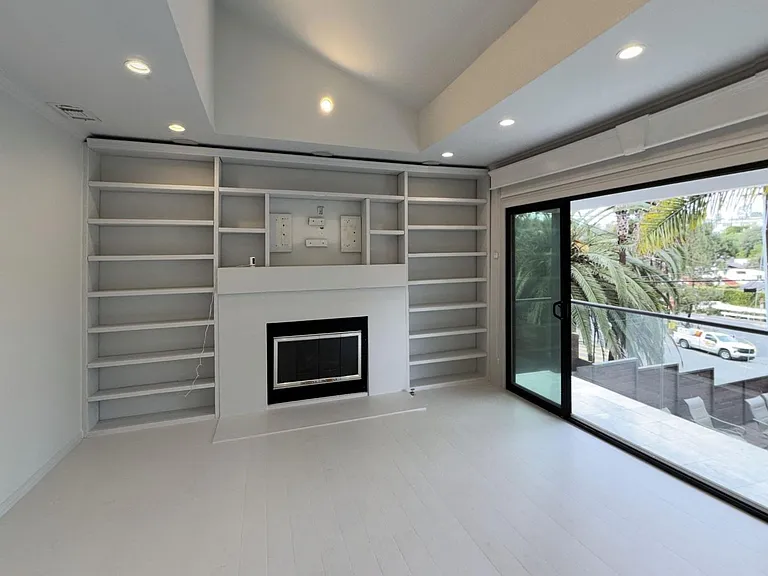386 Entrada Dr — Photo 4
