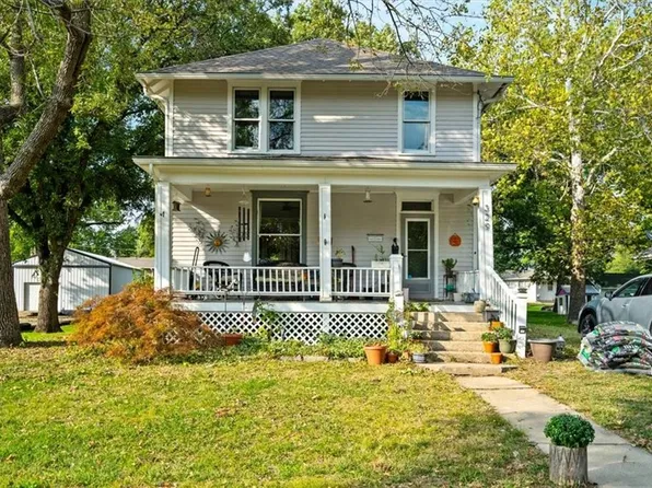 329 W 3rd St, Wellsville, KS 66092