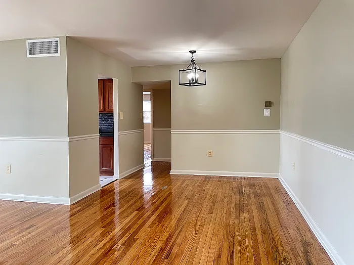 Colonial Village Apartments — Photo 21