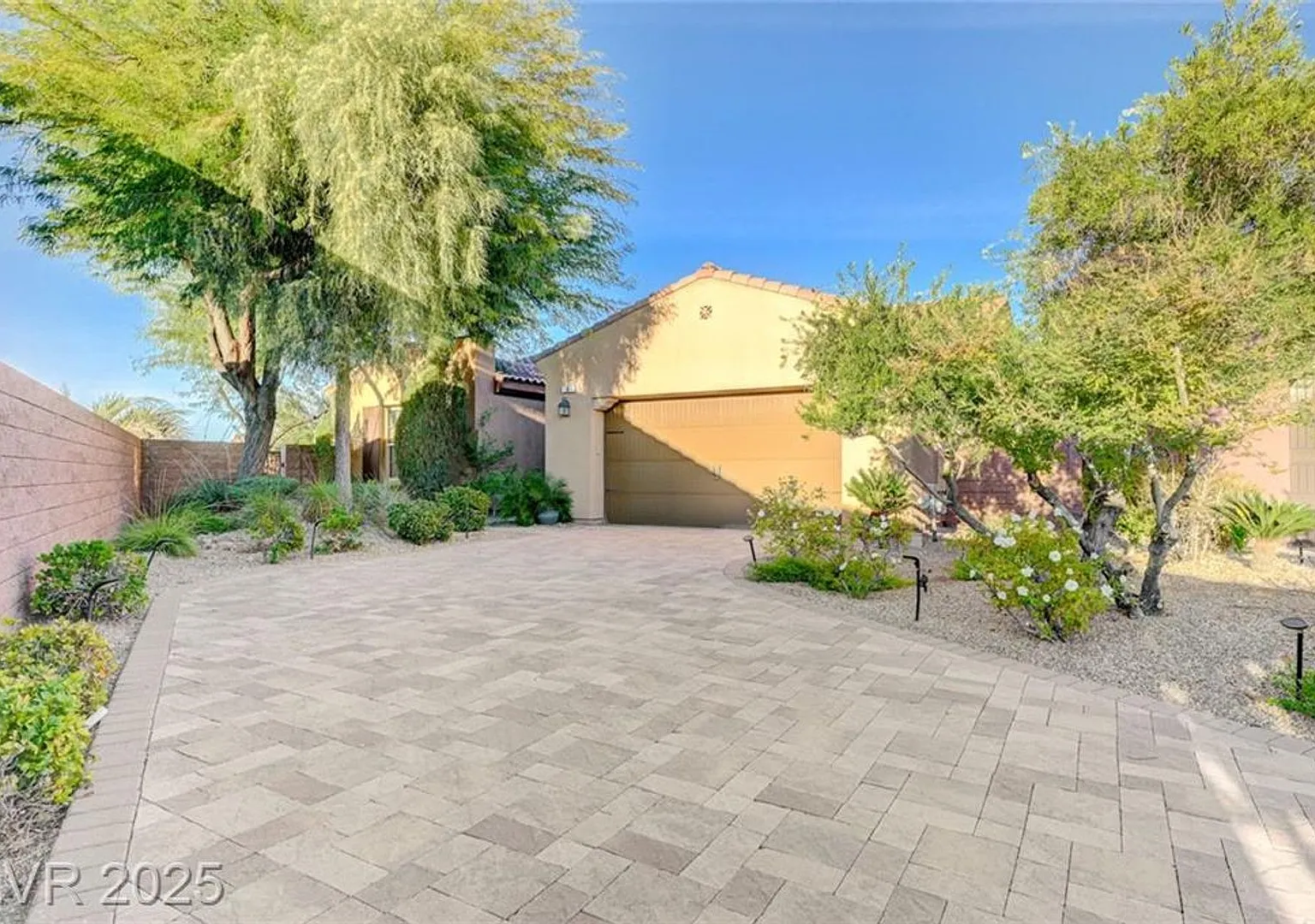 Sought after single-story home in Lake Las Vegas on the Golf Course — Photo 3
