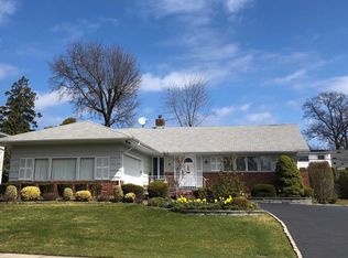 38 Shrub Hollow Rd, Roslyn, NY 11576