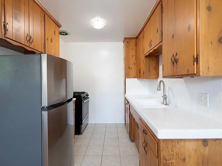 Talmadge Pacific Apartments — Photo 7