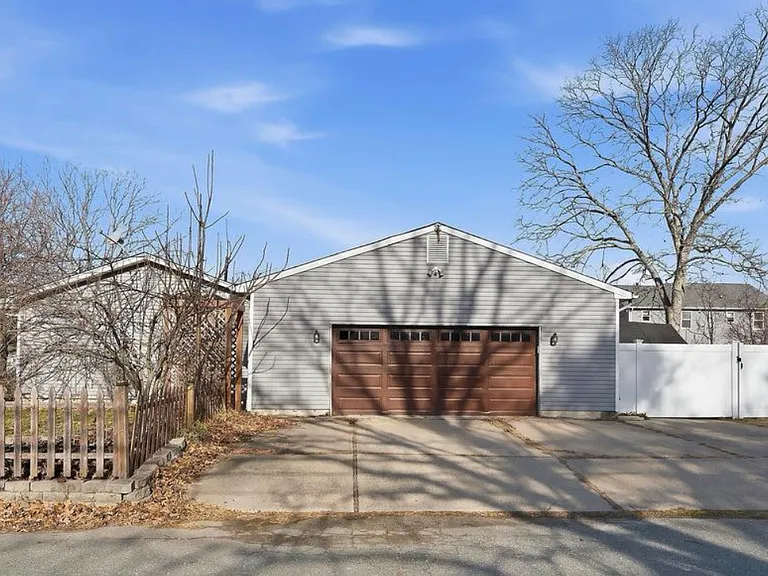 1000 Bismarck St — Photo 17