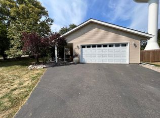 4212 Tonkawood Rd, Minnetonka, MN 55345