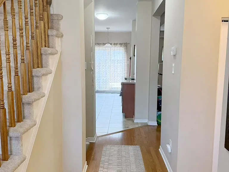 212 Losino Cres — Photo 2