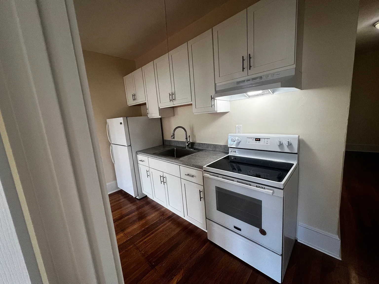 2 bed, 750 sqft, $3,000 — Photo 3
