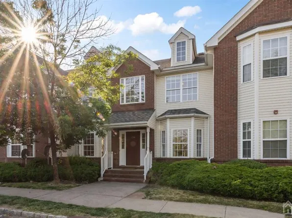 134 Forest Dr, Piscataway, NJ 08854