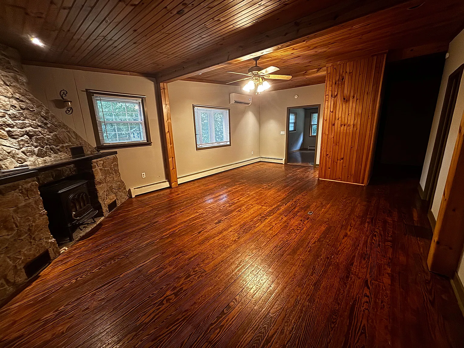 3 bed, 1.0 bath, 1364 sqft, $2,300 — Photo 3