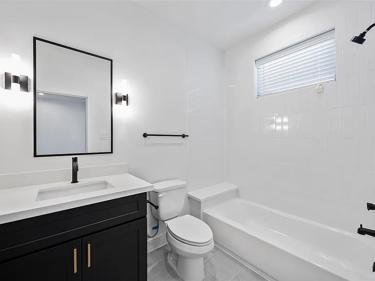 2528 Live Oak St — Photo 9