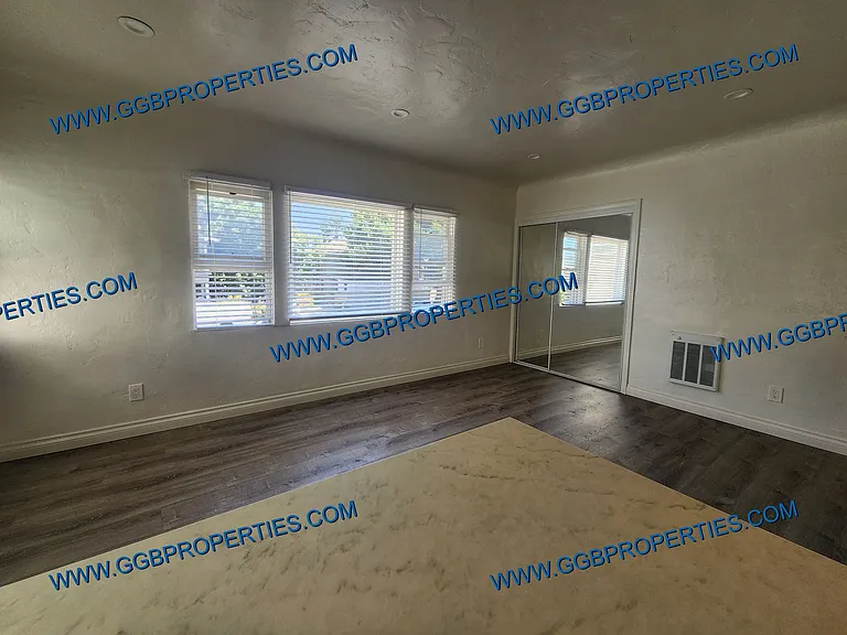310 W 8th St — Photo 7