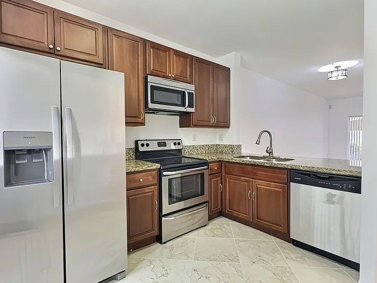 8833 S Isles Cir #8833 — Photo 6