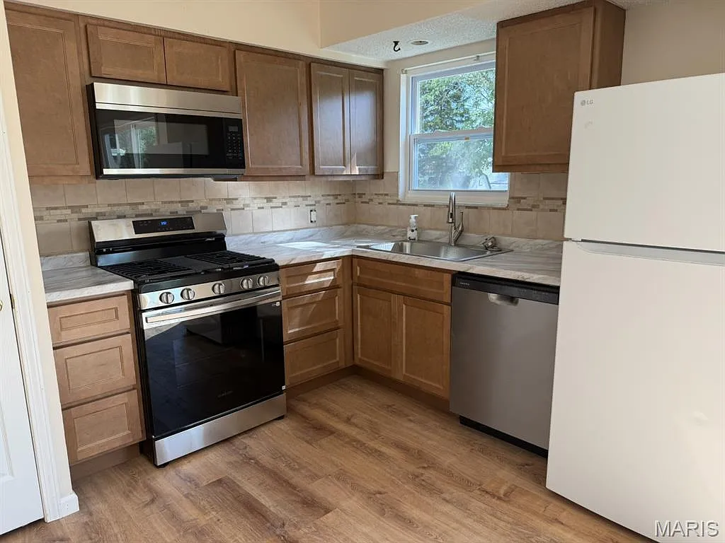 3 bed, 2.0 bath, 1090 sqft, $1,850 — Photo 4