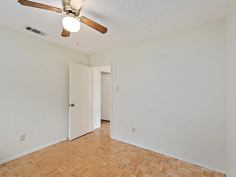 8022 Scotland Yard — Photo 29