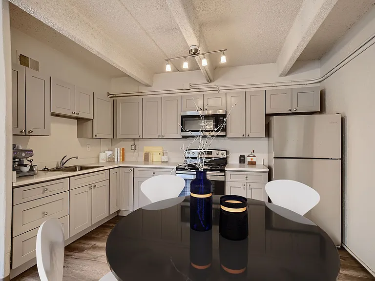 Julian Square Apartments — Photo 8