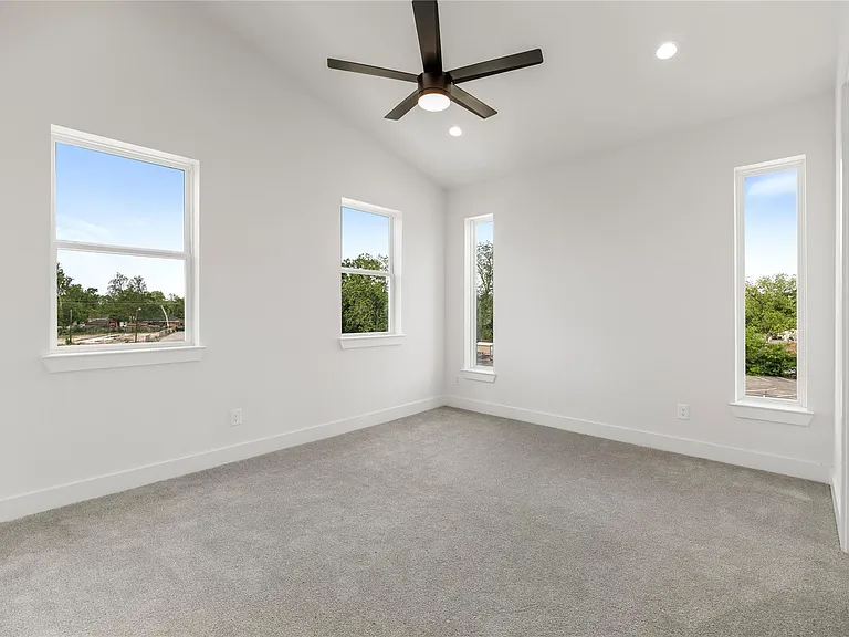 947 Green Meadow Ln #B — Photo 8