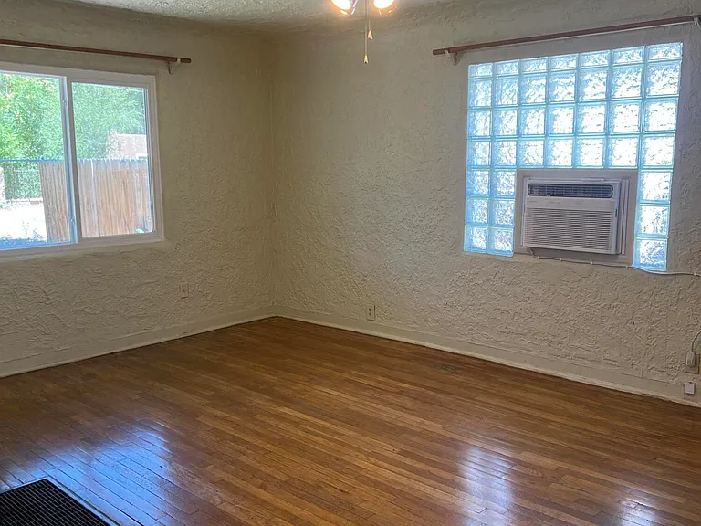1230 Montrose Pl SW — Photo 4