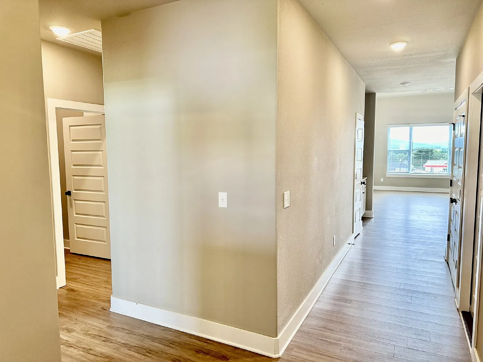 3 bed, 2.0 bath, 1604 sqft, $1,895 — Photo 4