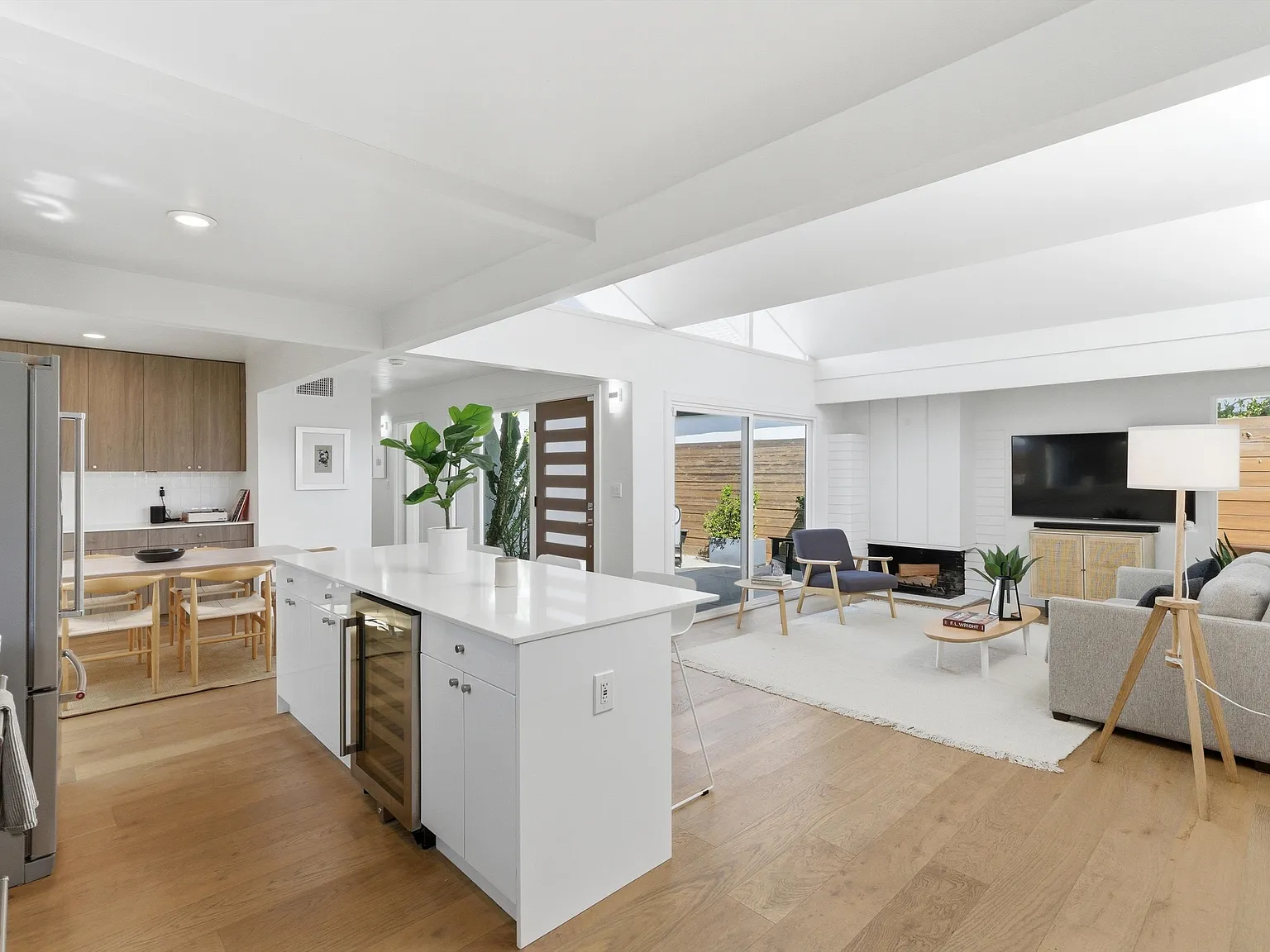 3 bed, 1348 sqft, $8,200 — Photo 3