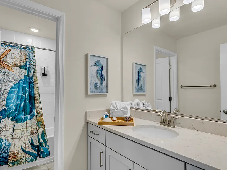Full bathroom between kids room and Queen bedroom - 2nd floor