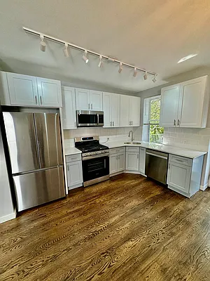 Rented by Venezia Realty Group LLC | media 1