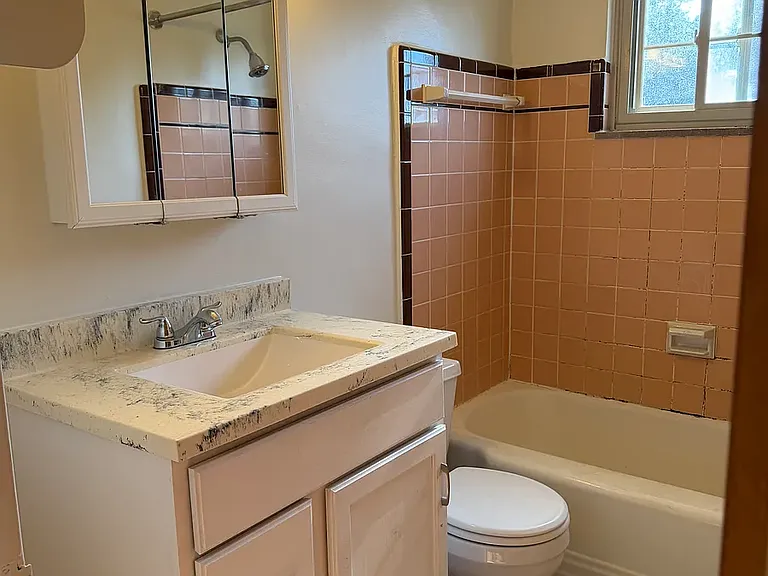1790 Northwest Ct #C — Photo 2