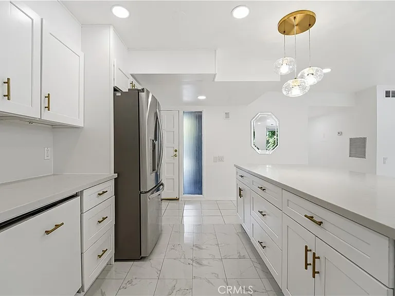 5301 Balboa Blvd #F7 — Photo 5