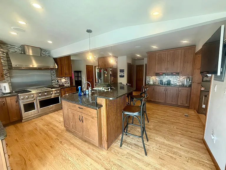 1110 Secrest St — Photo 3