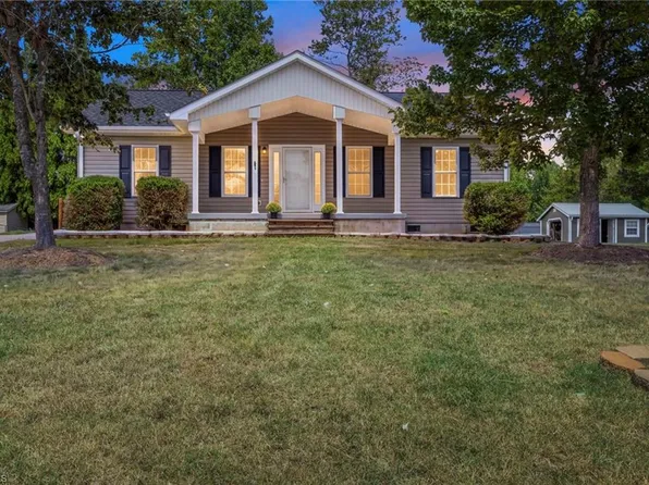109 McCleskey Dr, Yadkinville, NC 27055
