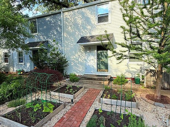 2nd image of 14 Laurel Hill Rd Unit R