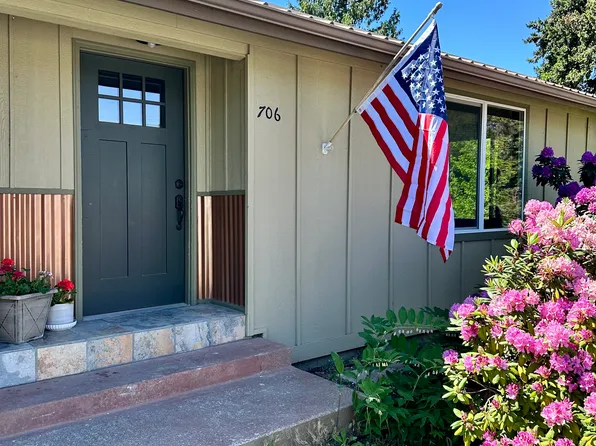 706 E Wapato Ave, Chelan, WA 98816