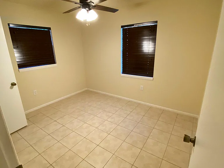 607 Ridge Pl — Photo 2