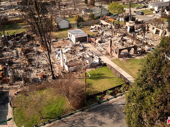 5th image of 2611 Glen Ave