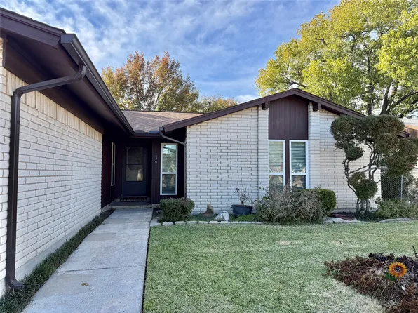 136 Village Dr, Lewisville, TX 75067