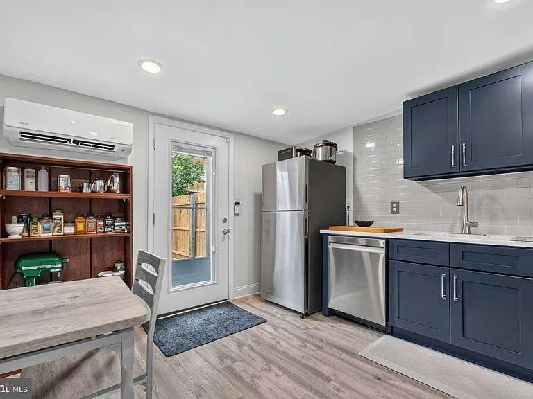 1611 Clarkson St — Photo 14