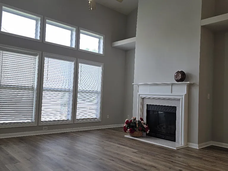 1901 Durwood Ln — Photo 3