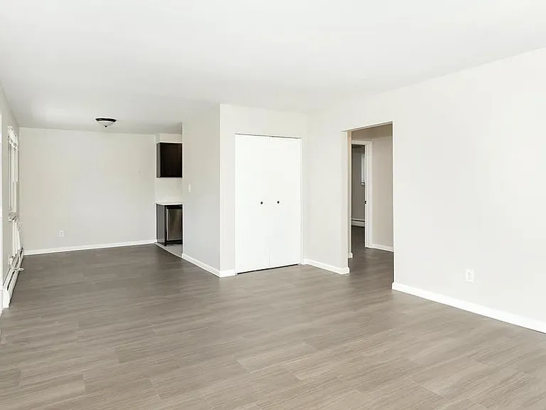3330 Greenfield Rd #7 — Photo 3