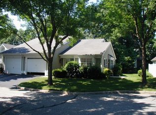 5 Dounglaston Ct, Ridge, NY 11961