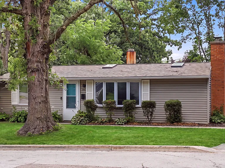131 Oak Dr — Photo 3