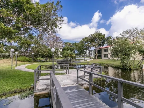 2316 S Cypress Bend Dr, Pompano Beach, FL