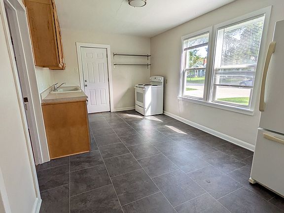 3rd image of 1289 Garland St