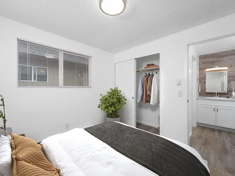 Bedroom (Deluxe Renovated Home)