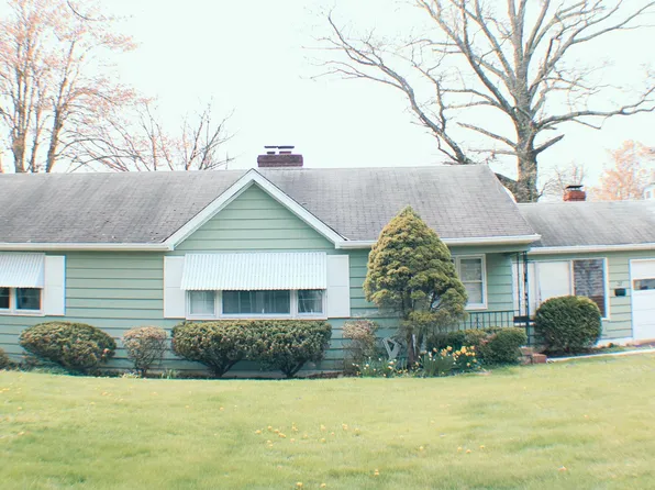 27 Fairway Dr, Yardley, PA 19067