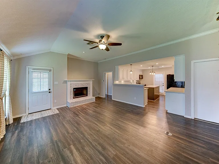 402 Live Oak Ln — Photo 9