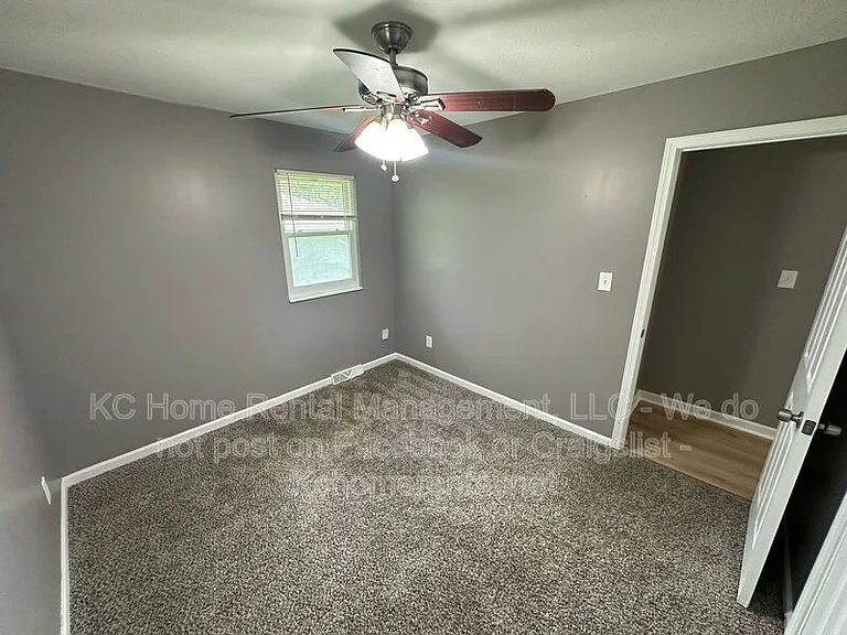 424 NE Lakeview Dr — Photo 19
